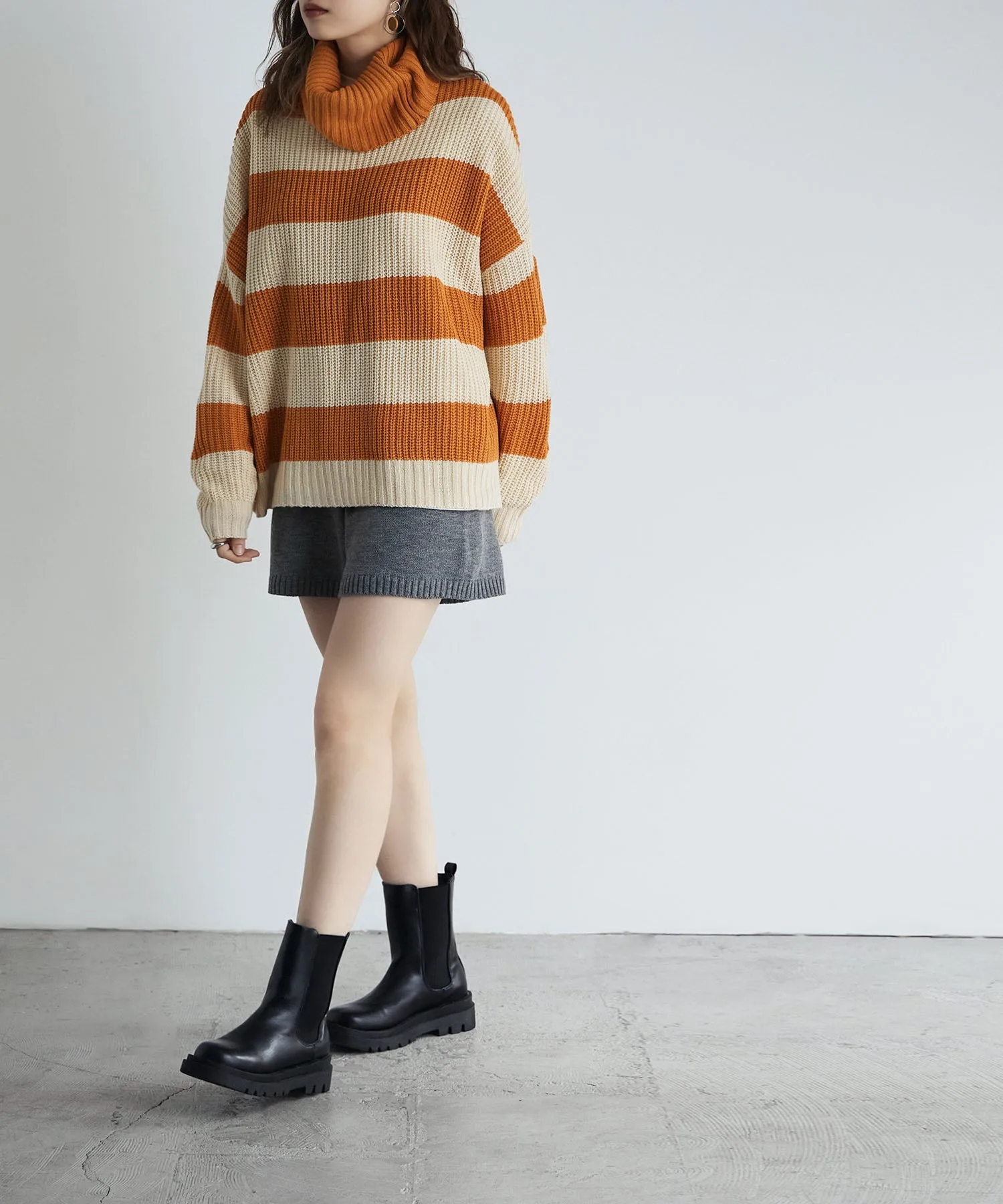 Off turtle wide border knit